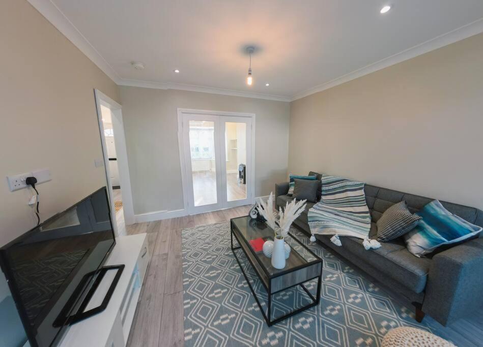 Homely & Peaceful Living Space Morden  Eksteriør billede